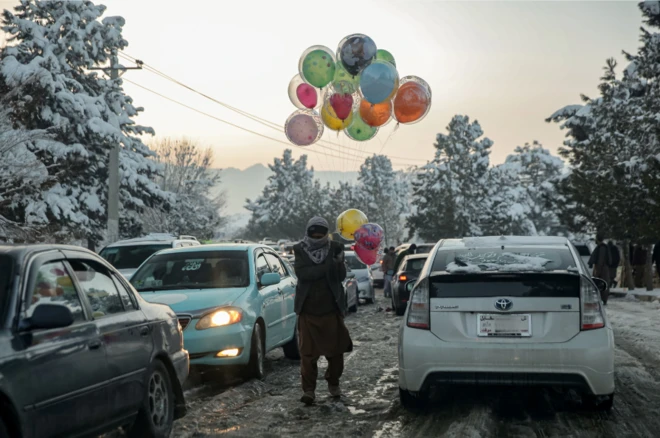 یو سړی په سړک پوقانې خرڅوي.