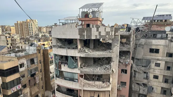 صورة لمبنى مدمر جزئياً إثر غارة إسرائيلية على الضاحية الجنوبية لبيروت.