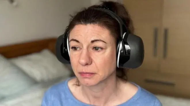 Karen porte un casque