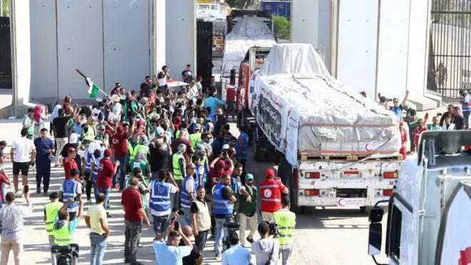 El primer convoy de camiones con insumos comienza a entrar en la Franja de Gaza desde el lado egipcio del cruce de Rafah.