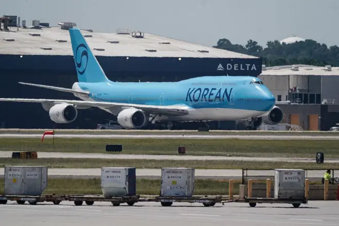 구금된 국민을 태우기 위해 미 애틀란타 공항에 정박한 대한항공 전세기