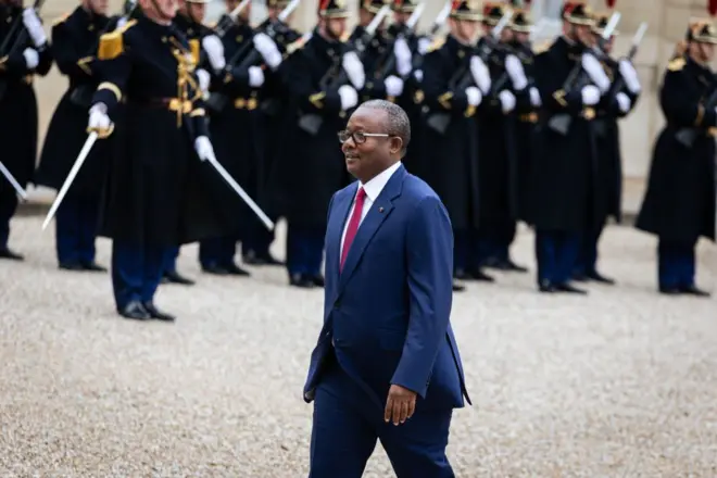 Umaro Sissoco Embalo, arrive au palais de l'Élysée à Paris, en France, le 12 septembre 2024, pour rencontrer le président français Emmanuel Macron.