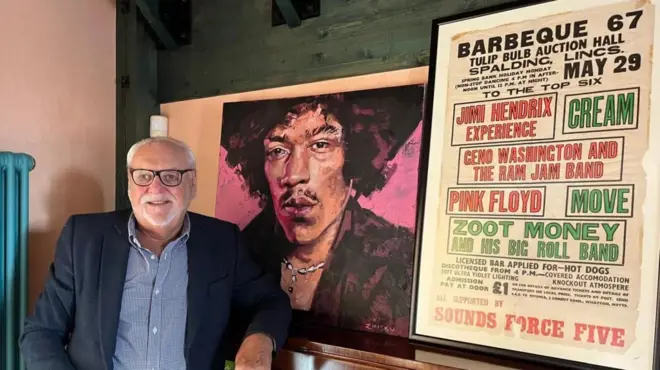 Kolin Vord je bio bubnjar grupe Sounds Force Five, ispred portreta Džimija Hendriksa i najavnog postera festivala Barbikju 67