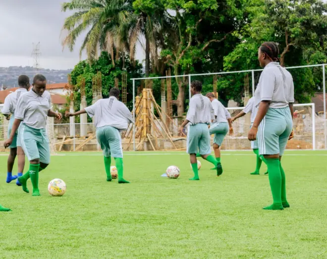Des détenues de la prison de Nsawam, au Ghana, reçoivent une formation d'entraîneur de football. 