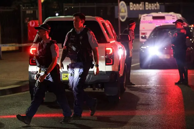 Bondi sahilindeki saldırıdan sonra polisler kumsalın önünde yürüyor