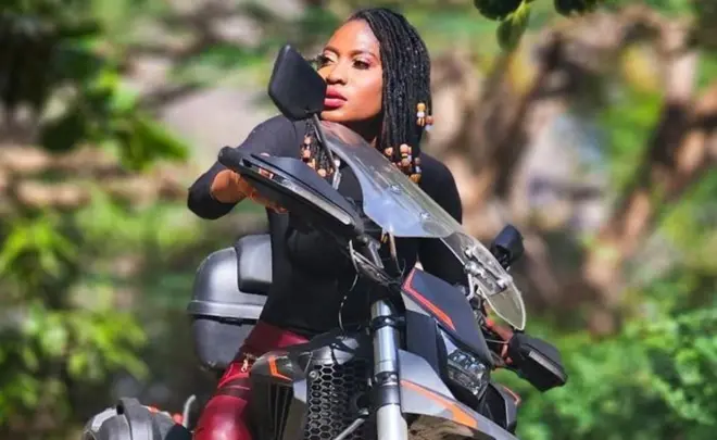 Ebaide jokoo lori ọkada rẹ 