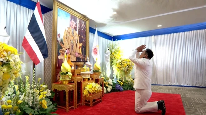 นายอนุทิน ชาญวีรกูล เปิดกรวยกระทงดอกไม้ รับพระบรมราชโองการแต่งตั้งนายกรัฐมนตรี ณ อาคารที่ทำการสำนักงานใหญ่ พรรคภูมิใจไทย เมื่อ 1 ก.ย. 2568