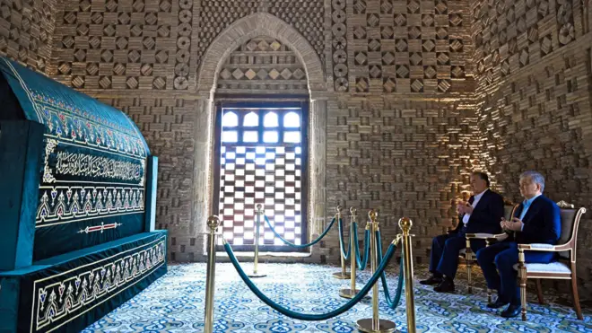 Президент Мирзиёев ва Президент Эмомали Раҳмон Бухоро шаҳридаги Сомоний мақбараси зиёратида