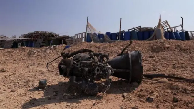  Mabaki ya kombora la nyongeza, kulingana na mamlaka ya Israeli, baada ya Iran kurusha ndege zisizo na rubani na makombora kuelekea Israeli mnamo Aprili 14, 2024.