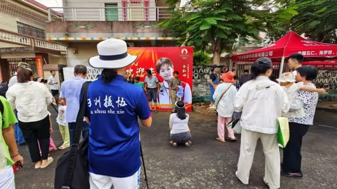 全红婵的故乡老房被慕名而来的粉丝和直播团队堵得水泄不通。