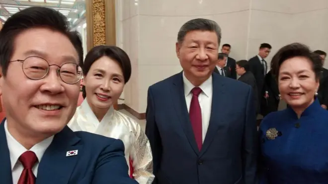 李在明夫妇和习近平夫妇的自拍照