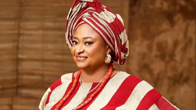 Ronke Oshodi Oke wọ aṣọ ofi pupa pẹlu ilẹkẹ