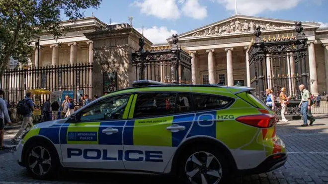 ingiliz polisi British Museum önünde