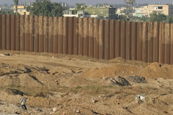يقع محور فيلادلفيا، الذي يسمى أيضا بـ"محور صلاح الدين"، على امتداد الحدود بين قطاع غزة ومصر.