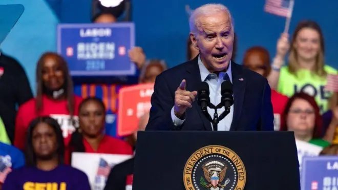 Joe Biden, um homem branco idosoesportesdasorte com ptbterno, discursandoesportesdasorte com ptbfrente a um grupoesportesdasorte com ptbjovens