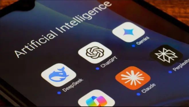 تطبيقات ذكاء اصطناعي على شاشة هاتف سوداء، تشمل ديب سيك، وتشات جي بي تي، وكلود. الخط مكتوب باللغة الإنجليزية واللون الأبيض.