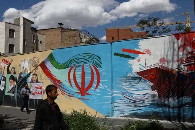نقاشی دیواری مرتبط با جنگ در تهران