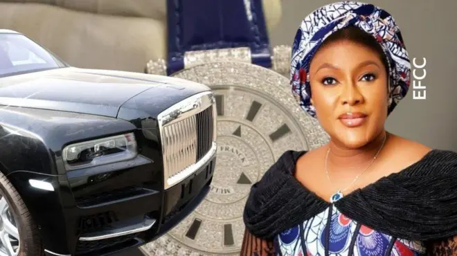 Aisha Achimugu ree to lo iborun, to si n rẹrin musẹ-musẹ pẹlu ẹgba-eti.