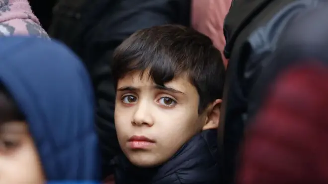 सीरियान शरणार्थींच्या शिबिरातला एक लहान मुलगा