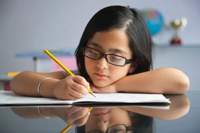 Myopia: लहान मुलांमध्ये चष्मा लागण्याचं प्रमाण का वाढतंय? तुमच्याही मुलांना लांबचं दिसत नाही का?