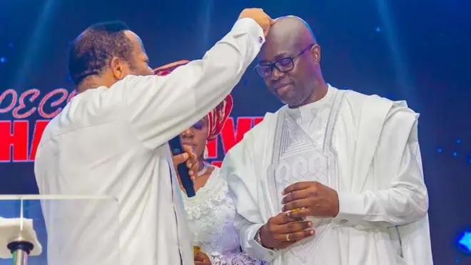 Pasitọ Femi Emmanuel n ta ororo sori Seyi Makinde ati aya rẹ