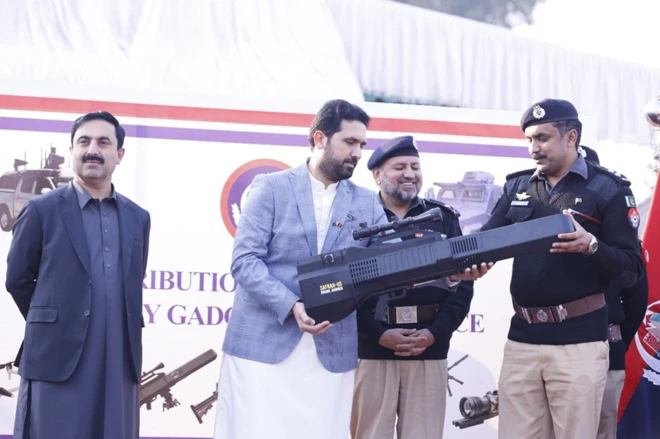 پیر کے روز پشاور پولیس لائن میں ہونے والی تقریب کے دوران وزیرِ اعلیٰ خیبر پختونخوا سہیل آفریدی ڈرون جیمنگ گن پولیس کے حوالے کر رہے ہیں۔