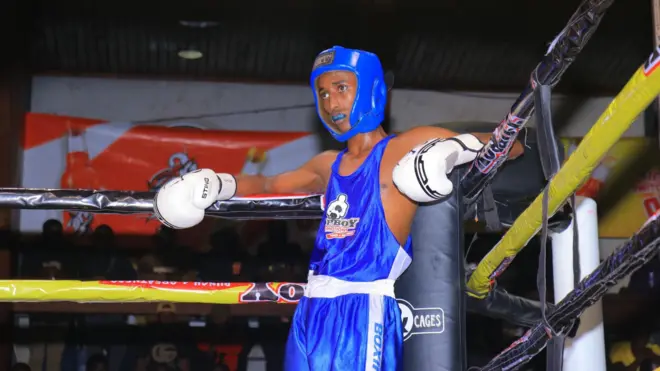 waxa uu heystaa billado kala duwan isagoona kaalin muhiim ah uga jiro tartanka feerka ee socda