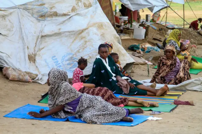 عائلة سودانية نزحت مجددا هربا من الفيضانات في كسلا بينما كانت في نزوح بالفعل بسبب الحرب.