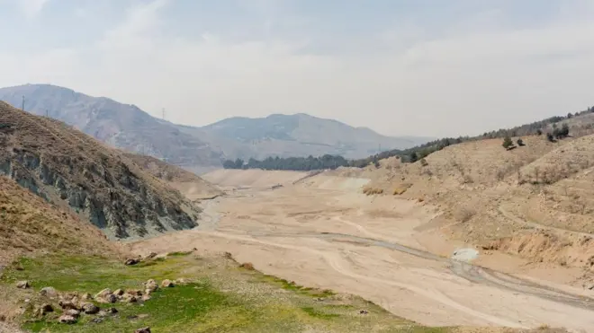 رودخانه جاجرود که به سد لتیان منتهی می‌شود در ۲۷ اسفند ۱۴۰۳ در لواسان ایران خشک می‌شود، زیرا ایران با آنچه رسانه‌ها در اثر تغییرات اقلیمی و مصرف بالای آب با بدترین خشکسالی تاریخ اخیر نامیده‌اند مواجه است. سد لتیان آب مورد نیاز تهران، پایتخت ایران را تامین می کند.