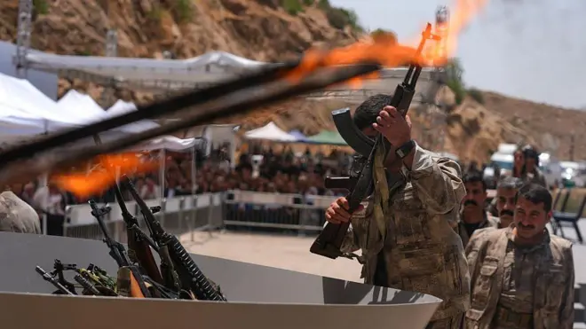Türkiye, ABD ve AB tarafından terör örgütü olarak listelenen Kürdistan İşçi Partisi’nin (PKK) ilk grubu, 11 Temmuz 2025’te Kuzey Irak’ın Süleymaniye kentinde silahlarını bırakarak imha ediyor.