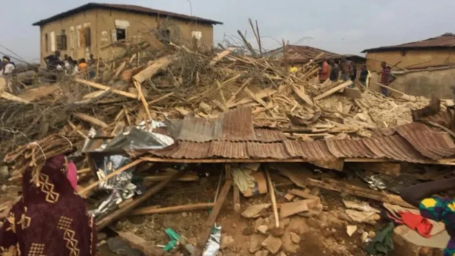 Building collapse for Ibadan wit iron sheet and stones. Na 2019 e happun