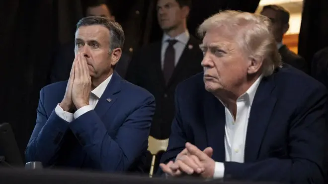 Дональд Трамп опубликовал фотографии, на которых видно, как он вместе с другими американскими чиновниками следил за операцией по поимке Мадуро