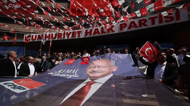 CHP Genel Merkezi önünde Kemal Kılıçdaroğlu posteri