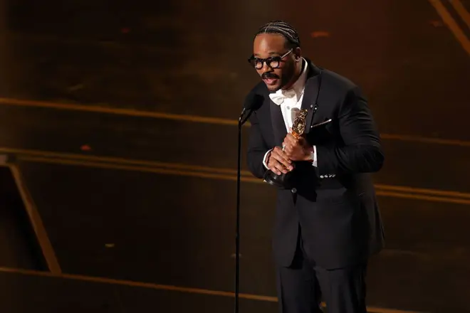 Ryan Coogler recebendo estatueta