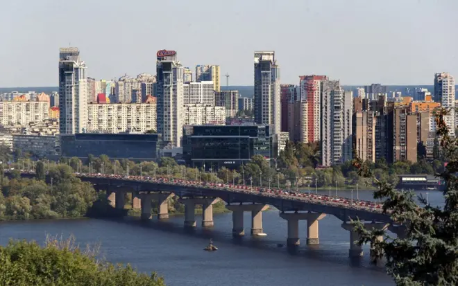 Вид на Київ - Дніпро, міст, лівий берег