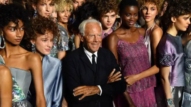 Джорджо Армани в окружении моделей