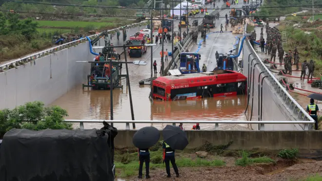 Вид с моста на затопленный туннель