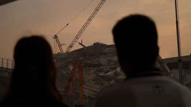 ဧပြီ ၃ ရက်တုန်းကပြိုကျအဆောက်အဦကယ်ဆယ်ရေးကိုကြည့်ရှုနေကြတဲ့မြင်ကွင်း 