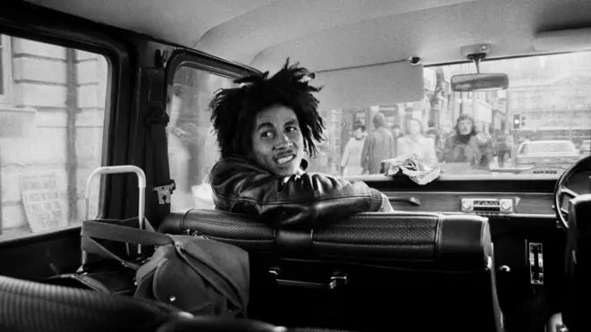 ቦብ ማርሌይ በለንደን የመጀመሪያ ጉብኝቱ ወቅት ጥቁር እና ነጭ ፎቶ