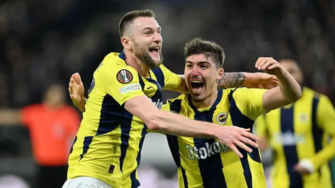 fenerbahçe'nin tur atlamasıyla sevinen oyuncular 