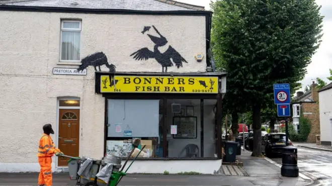 Силуэты пеликанов на закусочной