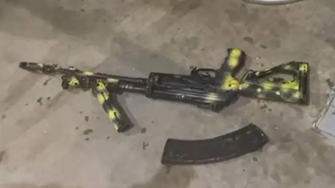 ঘটনাস্থলে পড়ে আছে হামলাকারীদের ফেলে যাওয়া একটি রাইফেল