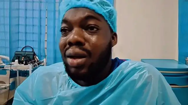 Cute Abiola wọ asọ ile iwosan fun yara iṣẹ abẹ, o de fila rẹ pẹlu, ti omije si n da loju rẹ