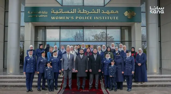 تظهر الصورة الجماعية التي ضمّت وزير الداخلية في الحكومة الانتقالية السورية برفقة إدارة معهد الشرطة النسائية، نحو 29 امرأة من الإداريات والضابطات؛ بدت واحدة منهن فقط من دون غطاء رأس، بينما ترتدي اثنتان النقاب، في حين ظهرت باقي المشاركات بالحجاب.