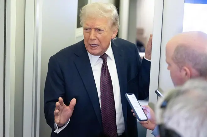 ترامب يتحدث إلى الصحفيين على متن طائرة الرئاسة. 15 مارس/ آذار 2026