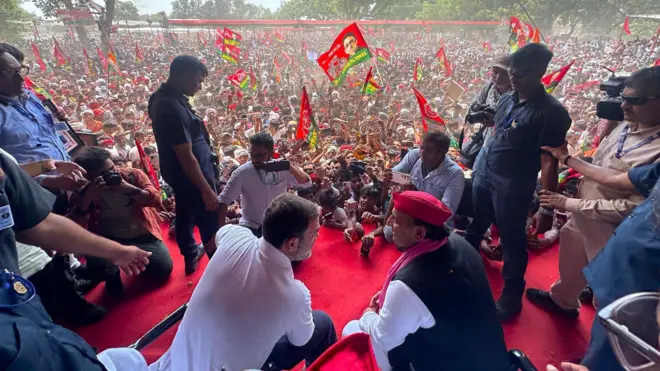 अखिलेश यादव के साथ राहुल गांधी 