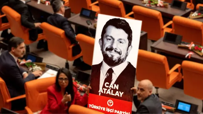 TİP Milletvekilleri tutuklu bulunan Can Atalay'ın serbest bırakılmamasını Meclis'te protesto etmişti
