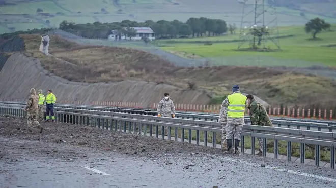 İzmir - İstanbul otoyolunda çalışmalara katılan askerler