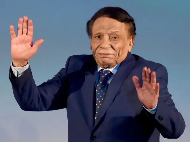 الفنان المصري عادل إمام يلوح بيديه