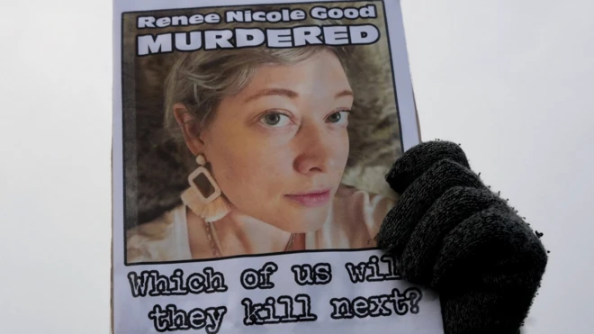 Minneapolis'teki bir gösterideki dövizlerden birinde Renee N. Good'un fotoğrafına "Cinayete kurban gitti" ifadesi eşlik ediyor. Havada eldivenli bir el ve fotoğraftan başka bir şey görünmüyor.